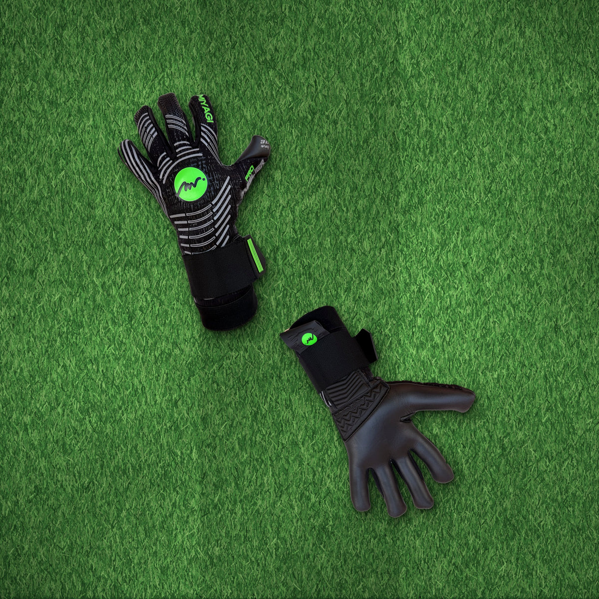 Guantes de arquero Miyagi Pro Meslier Negro Verde – foto de ambiente