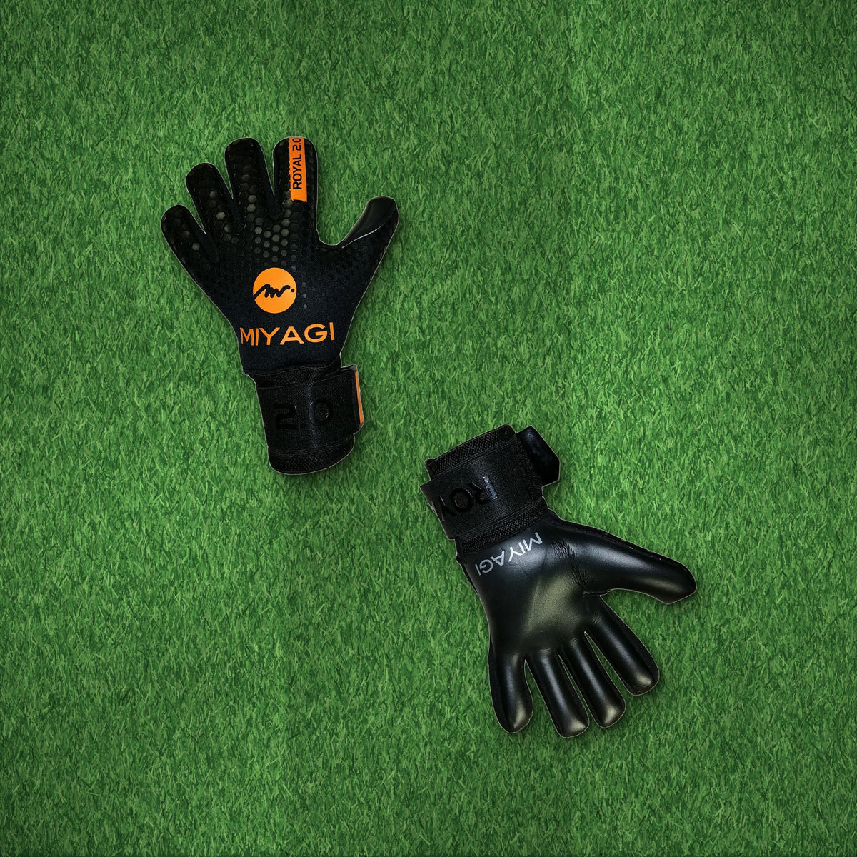 Guantes de arquero Miyagi Royal 2.0 Negro Naranja – foto de ambiente