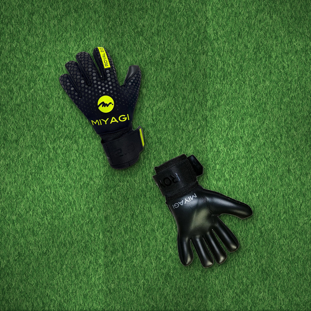 Guantes de arquero Miyagi Royal 2.0 Negro Verde – foto de ambiente