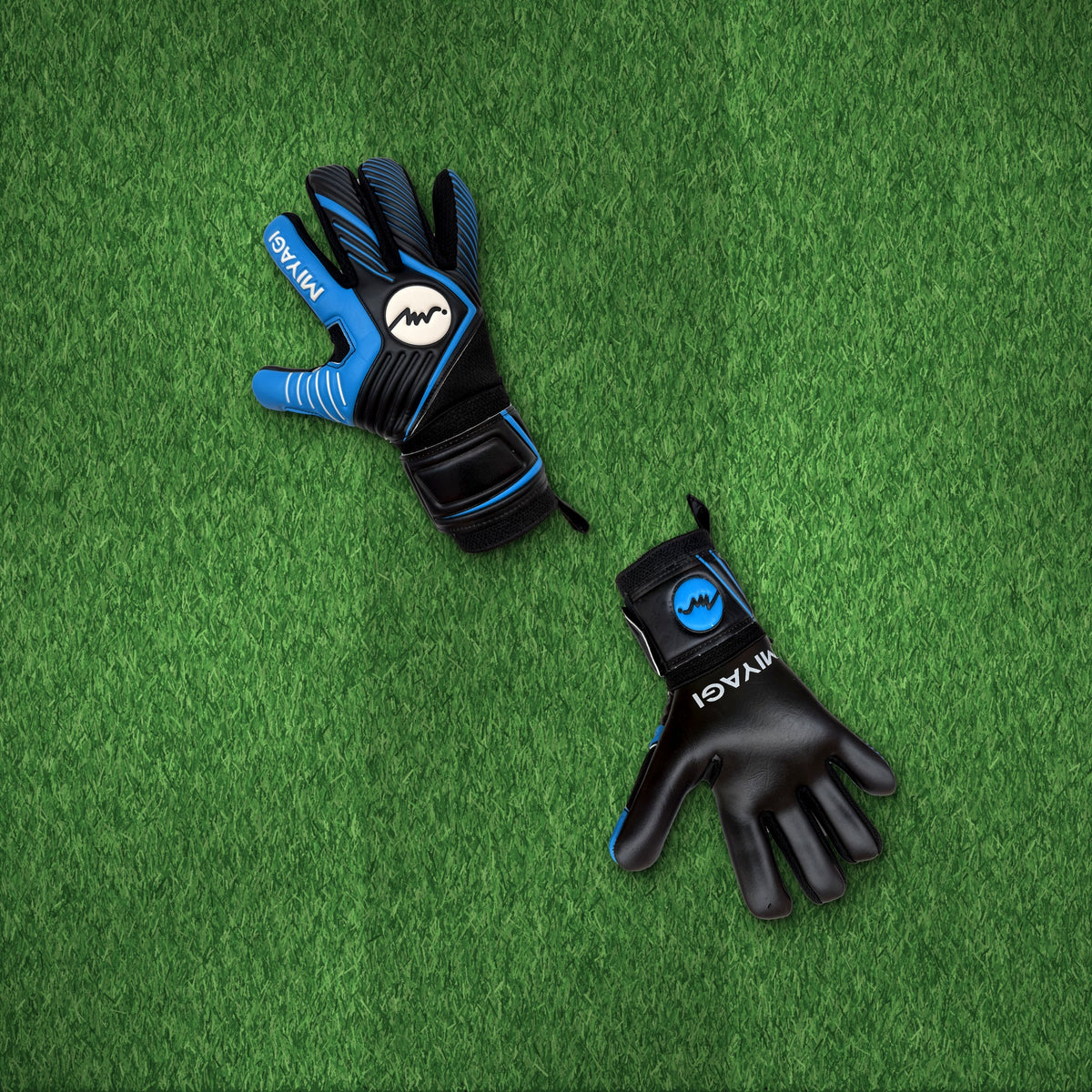 Guantes de arquero Miyagi Semipro MG051 Azul Claro – foto de ambiente
