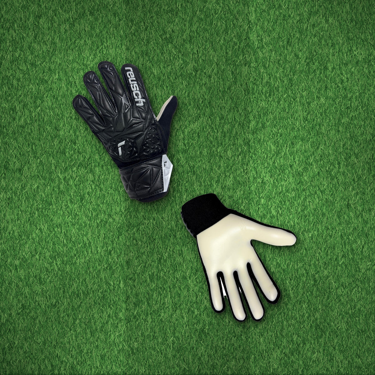 Guantes de arquero Reusch Attrakt Solid Niños Negro – foto de ambiente