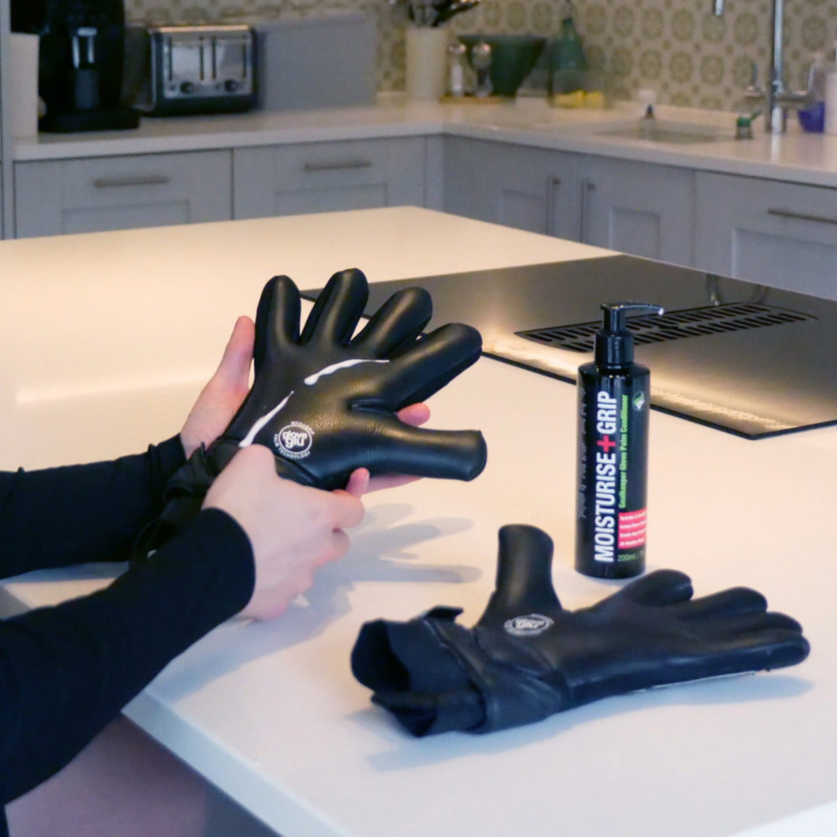 Acondicionador de látex GloveGlu Moisturise + Grip – en uso