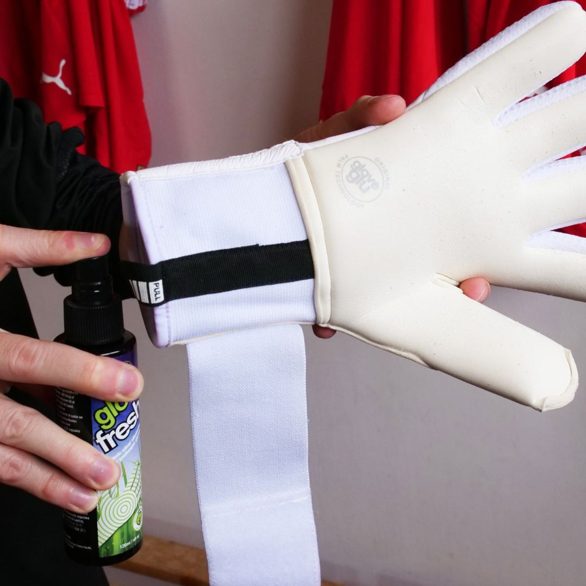 Ambientador de guantes GloveGlu Glove Fresh 120 ml – en uso
