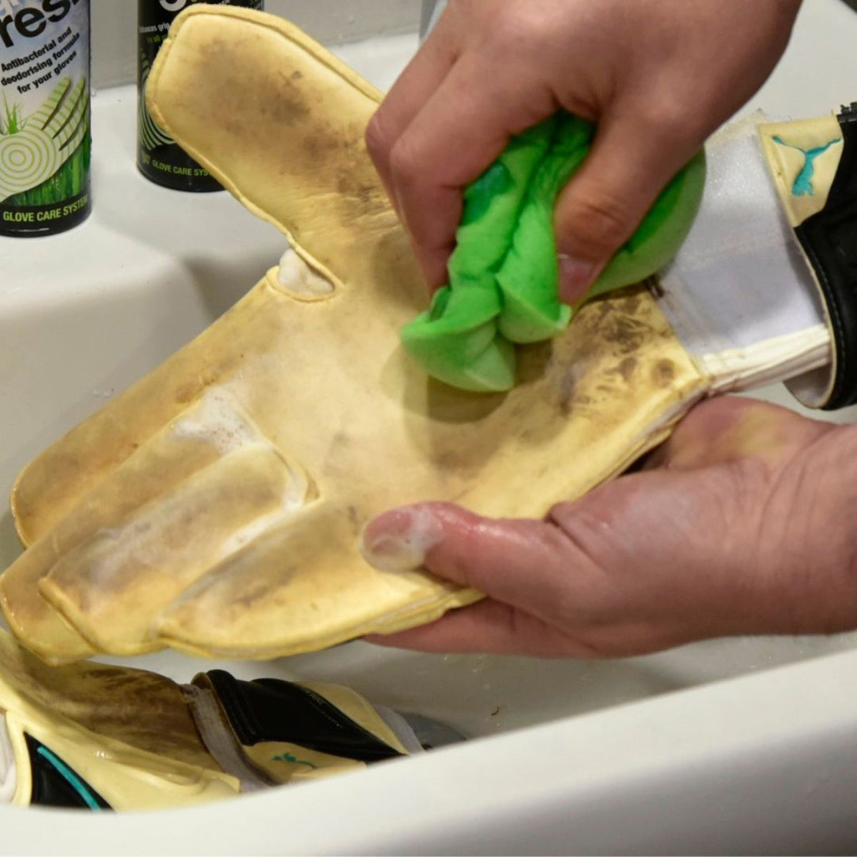Esponja GloveGlu Keep 'Em Clean Verde – en uso