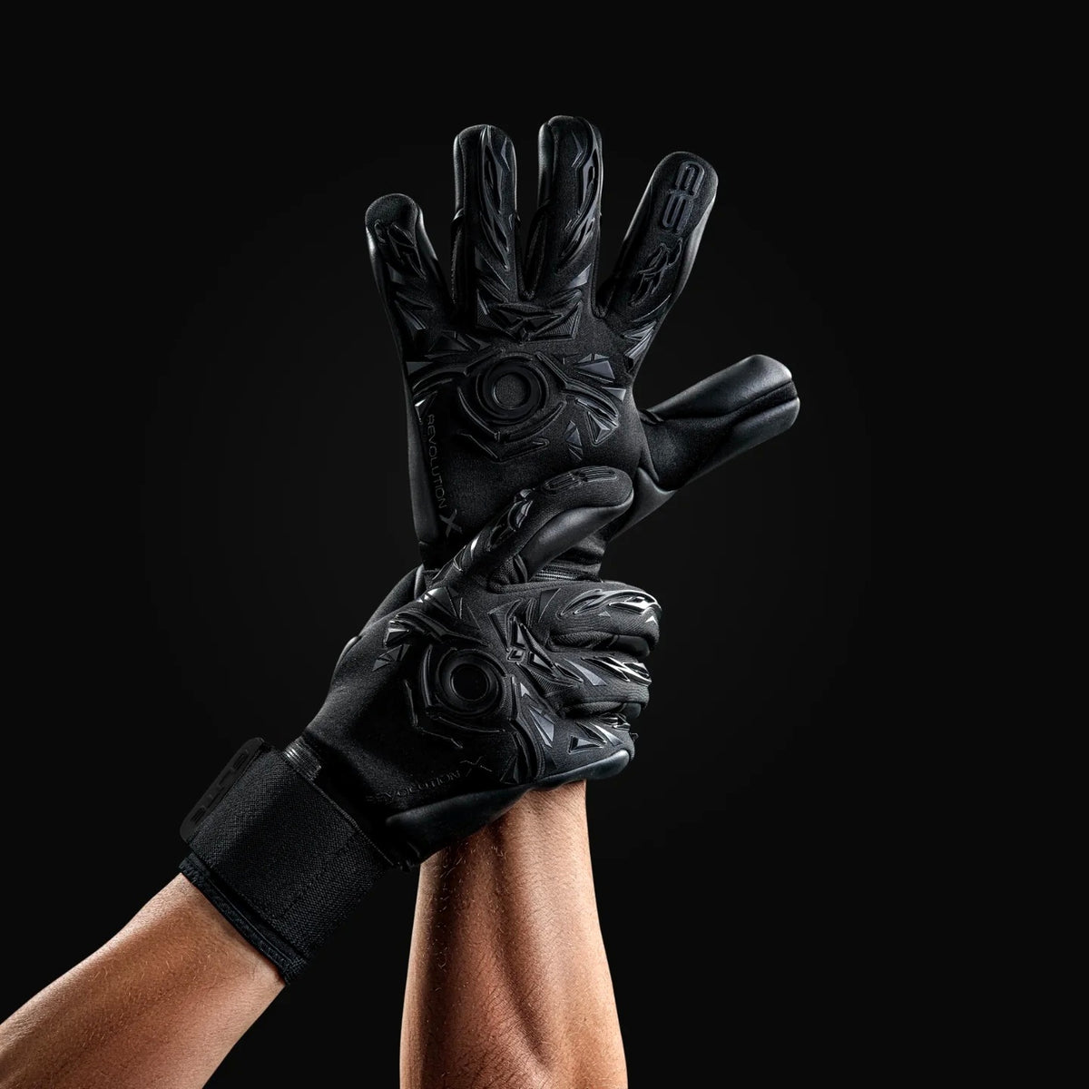 Guantes de arquero Elite Sport Revolution X Black – en acción