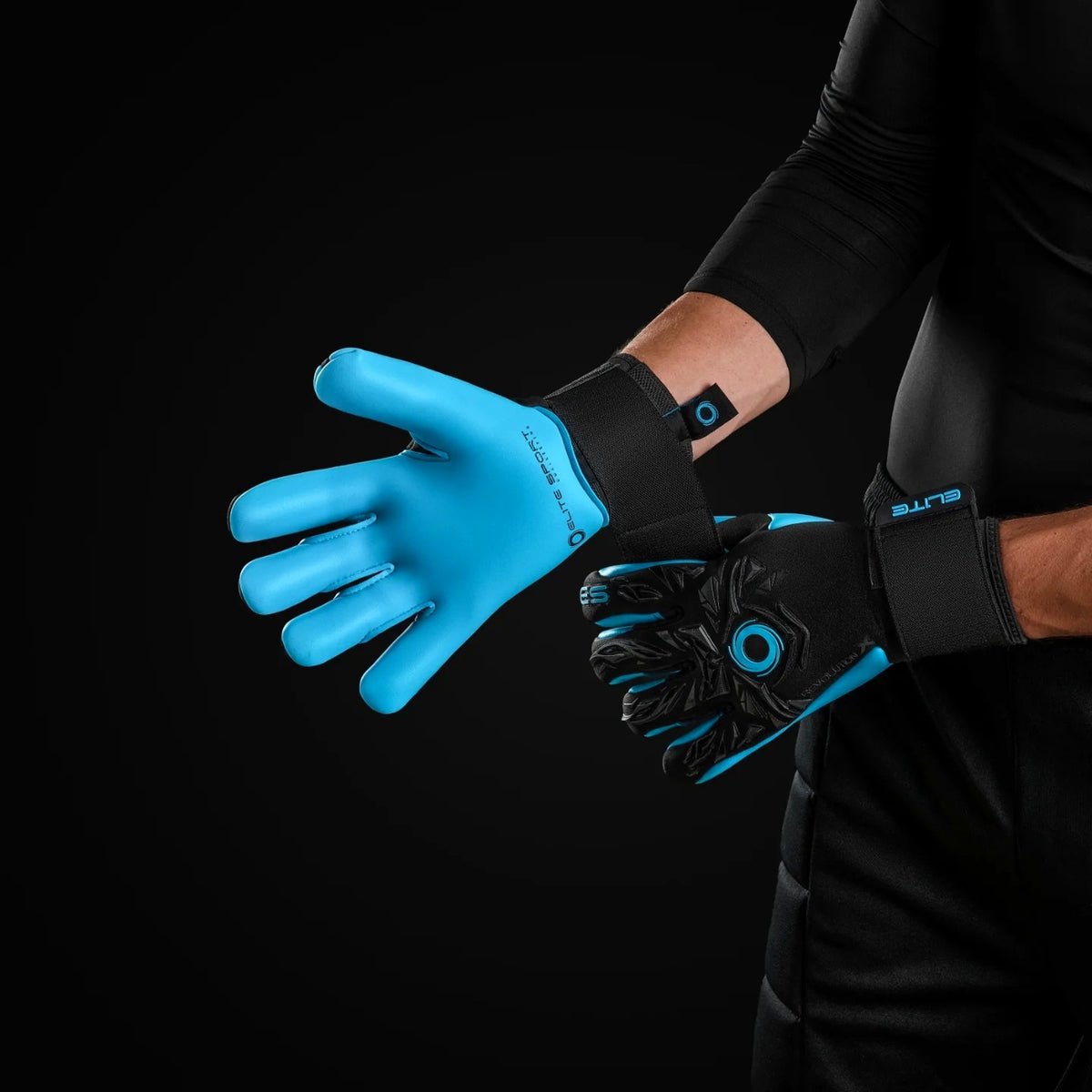 Guantes de arquero Elite Sport Revolution X Combi Aqua – en acción
