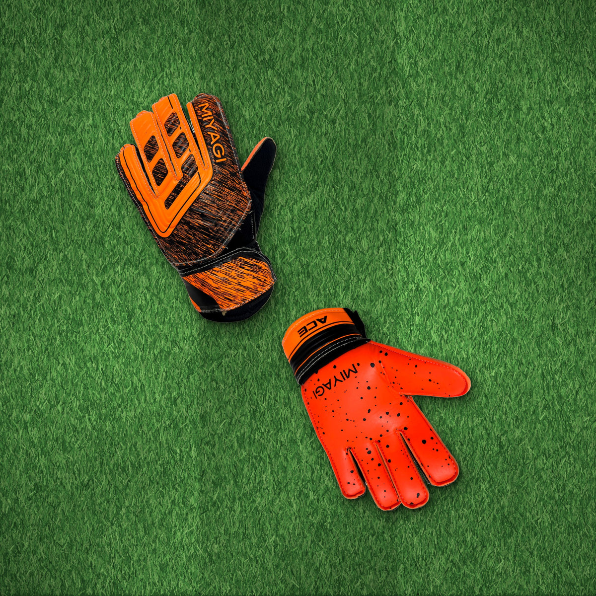 Guantes de arquero Miyagi Ace Niños Naranja – foto de ambiente