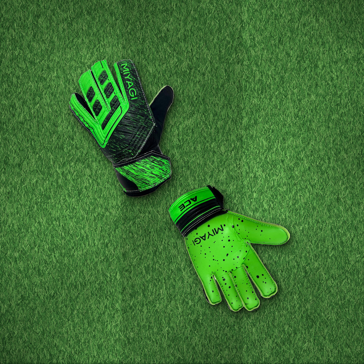 Guantes de arquero Miyagi Ace Niños Verde – foto de ambiente