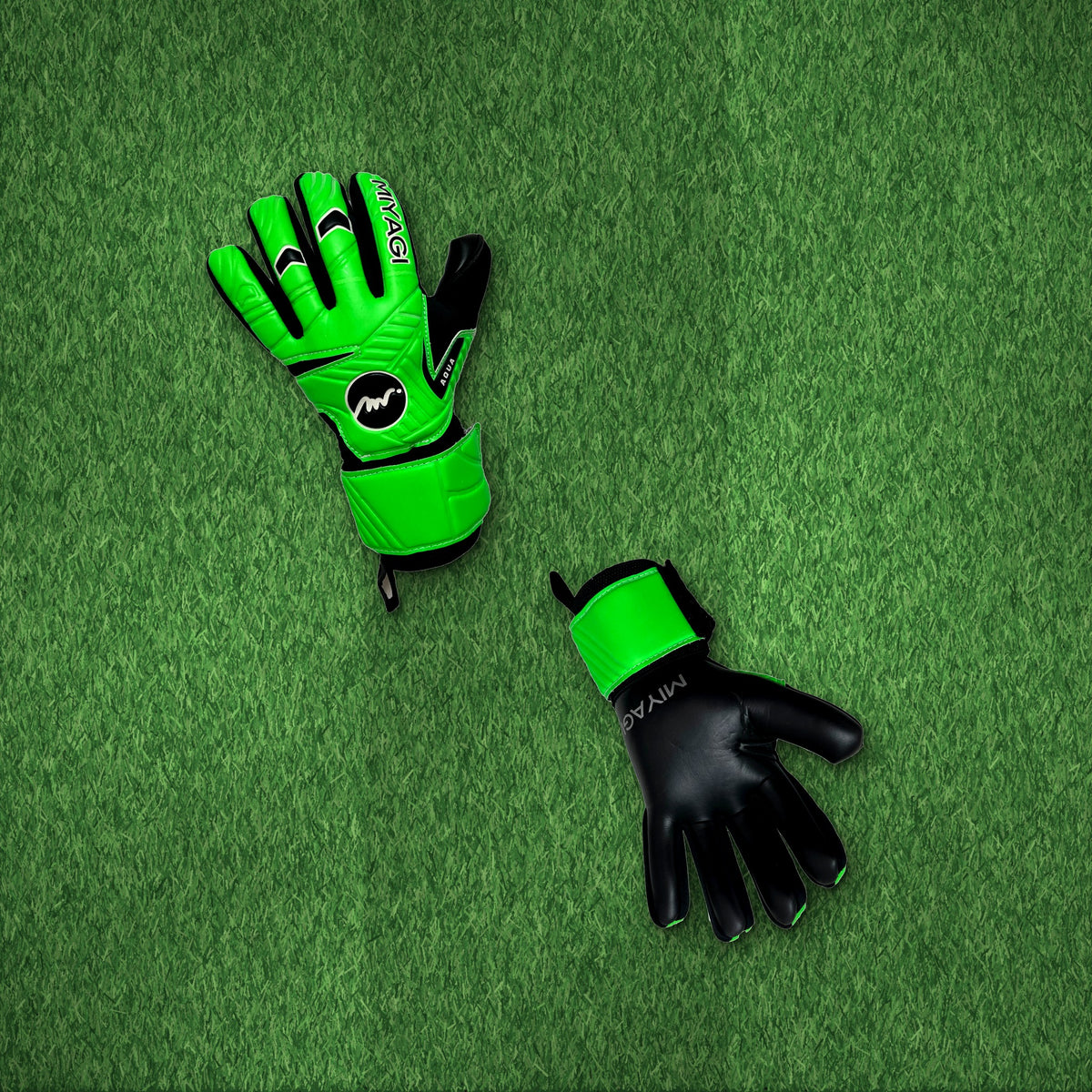 Guantes de arquero Miyagi Aqua Verde – foto de ambiente