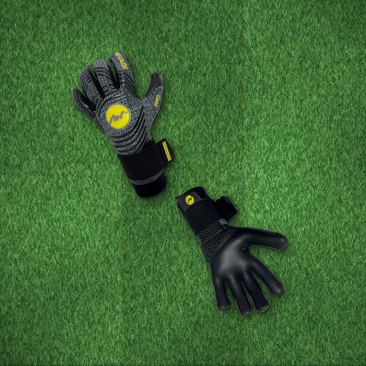 Guantes de arquero Miyagi Pro Meslier Gris Amarillo Palma Negra – foto de ambiente