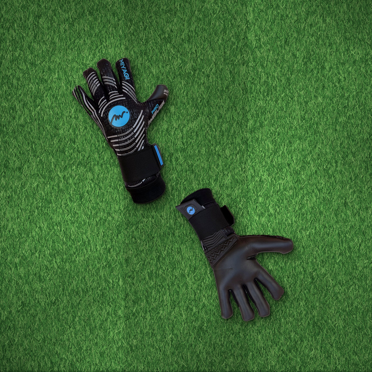 Guantes de arquero Miyagi Pro Meslier Negro Azul – foto de ambiente