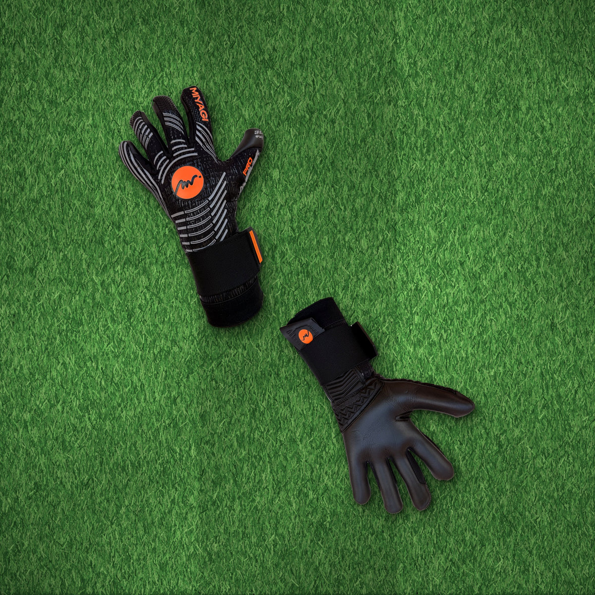 Guantes de arquero Miyagi Pro Meslier Negro Naranja – foto de ambiente