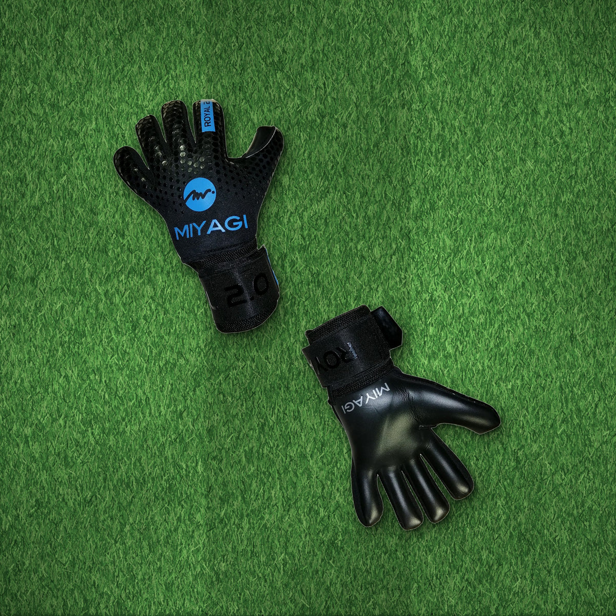Guantes de arquero Miyagi Royal 2.0 Negro Azul – foto de ambiente