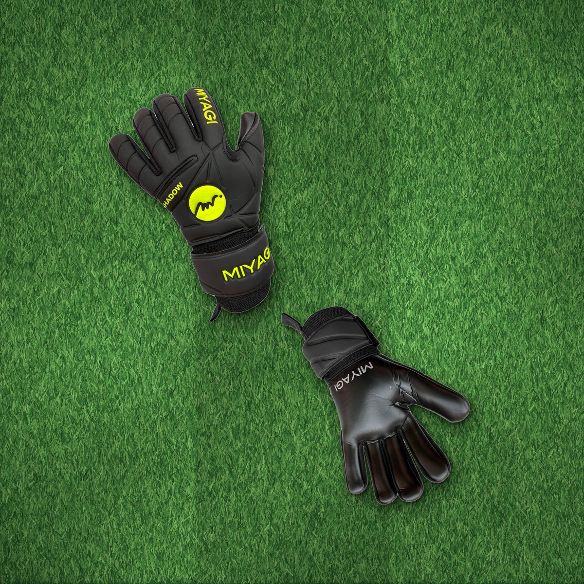Guantes de arquero Miyagi Shadow Negro Amarillo – foto de ambiente