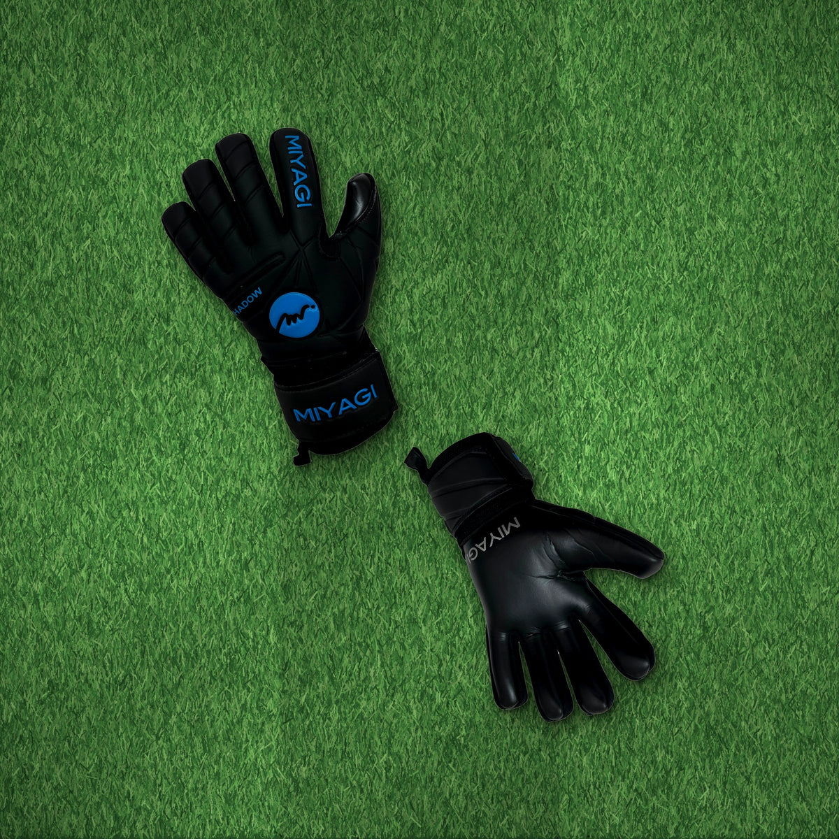 Guantes de arquero Miyagi Shadow Negro Azul – foto de ambiente
