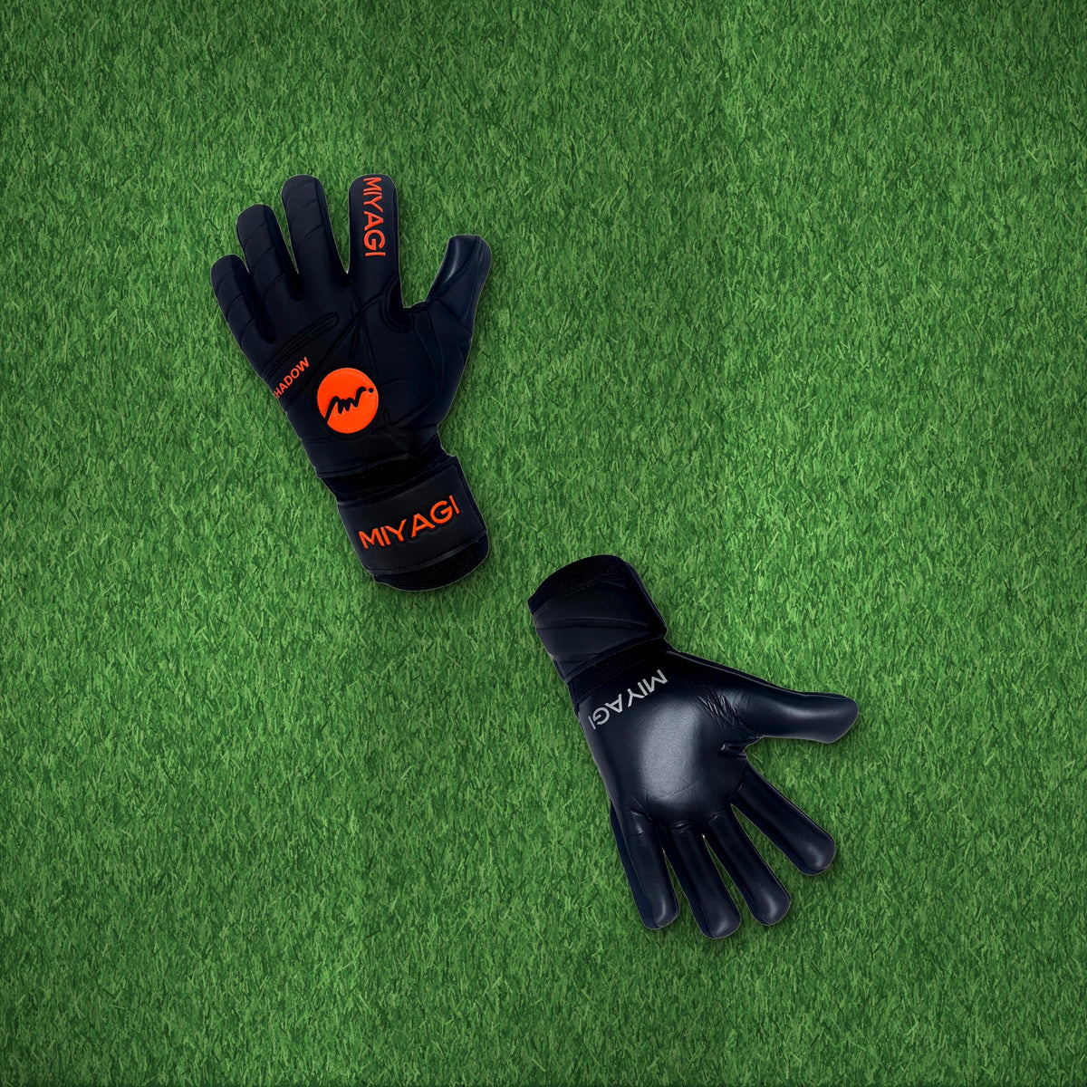 Guantes de arquero Miyagi Shadow Negro Naranja – foto de ambiente