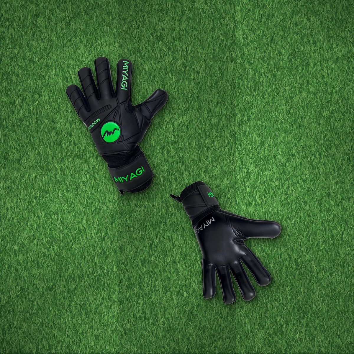 Guantes de arquero Miyagi Shadow Negro Verde – foto de ambiente