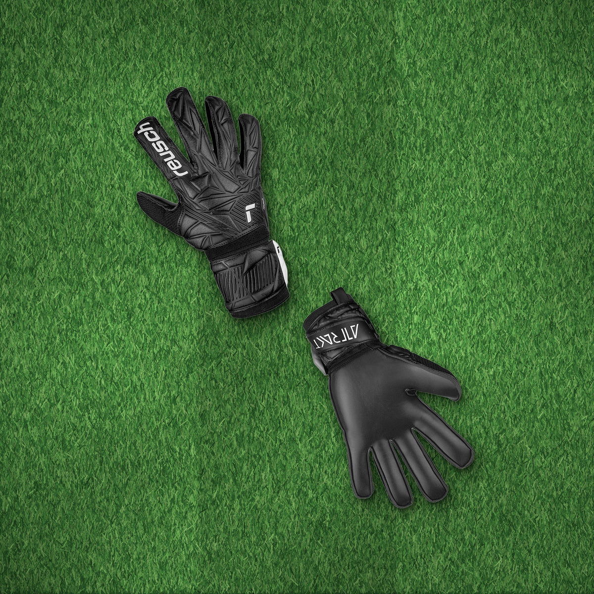 Guantes de arquero Reusch Attrakt Solid Negro – foto de ambiente